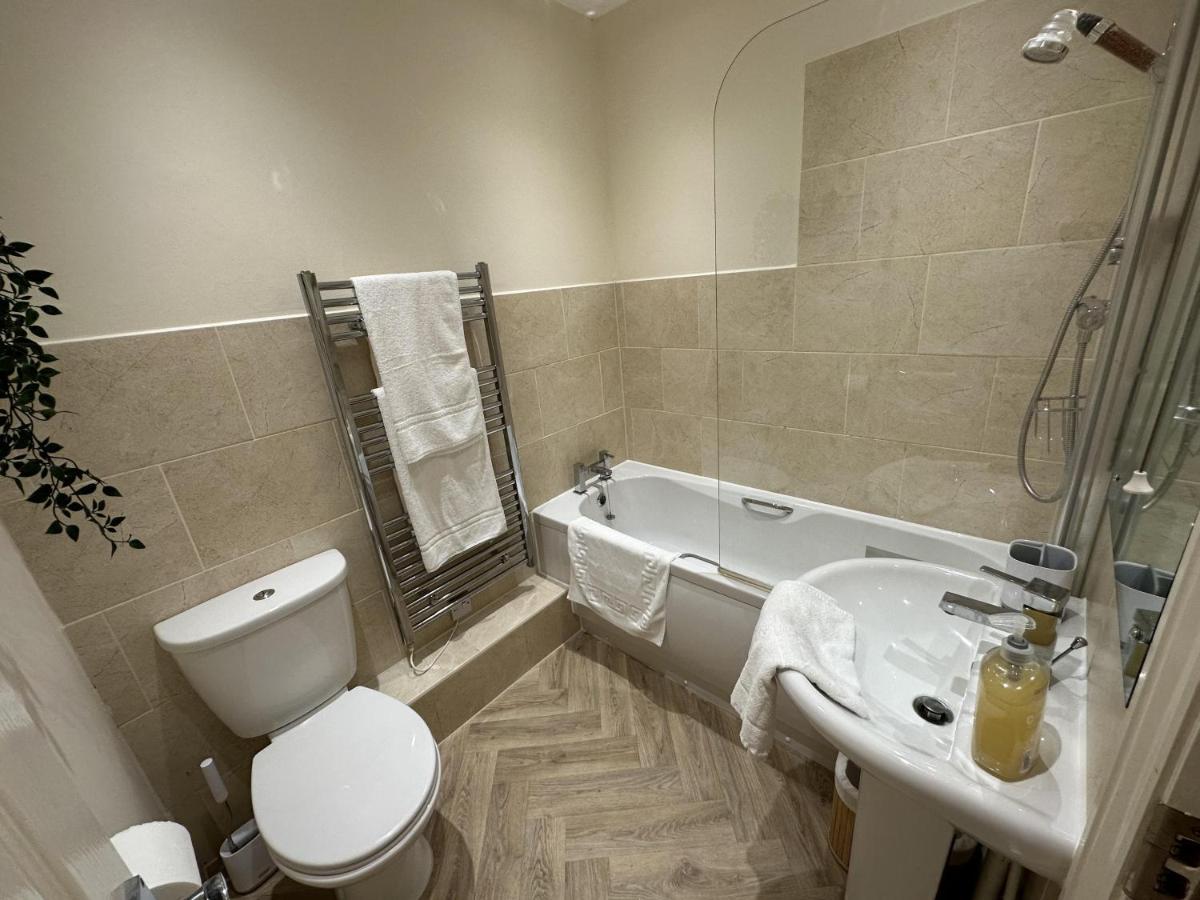 Charming 2-Bed Apartment In Danbury Essex Chelmsford Exterior foto